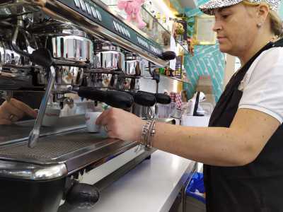 �Il locale fu avviato da Michele Floro. L'idea nacque dalla sua precedente esperienza nella �Glace�, una bottega nelle vicinanze che durante la Guerra preparava dolci per gli Alleati